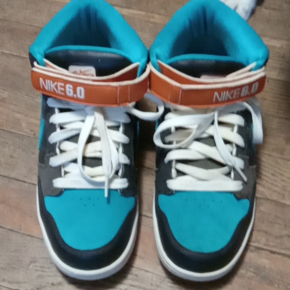 Nike 6.0 skateboard shoes. Size 10.5 orange teal and brown